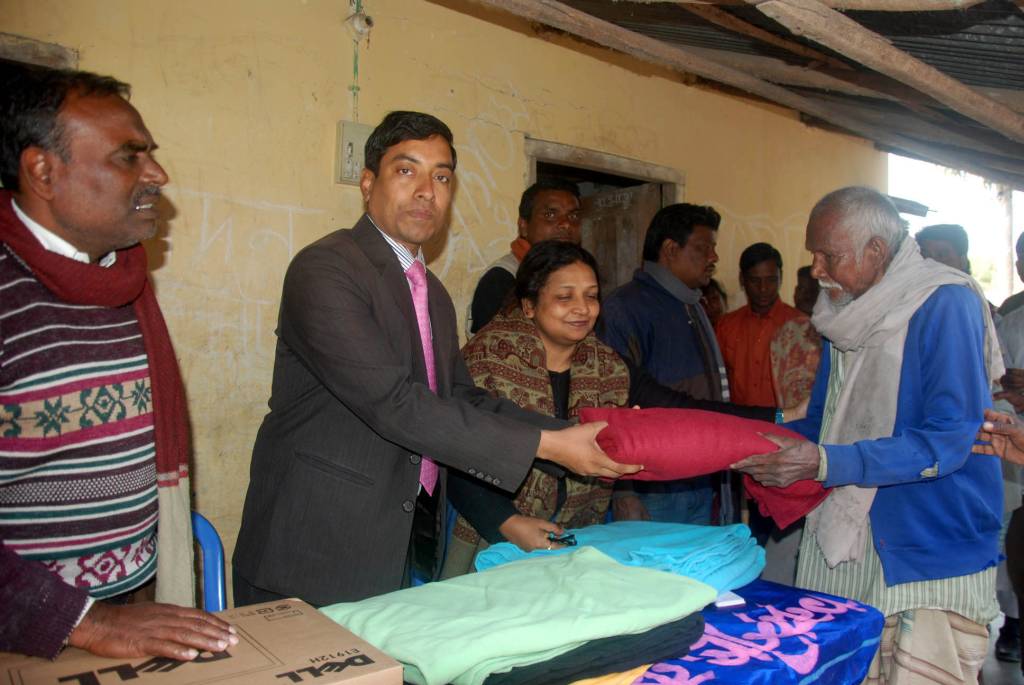 04032014032500pmDISTRIBUTION_OF_WINTER_CLOTHS1